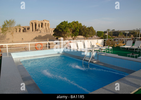 Tempel von Kom Ombo am Fluss Nil, gesehen aus dem Pool-Deck von einem Kreuzfahrtschiff, Ägypten. Stockfoto