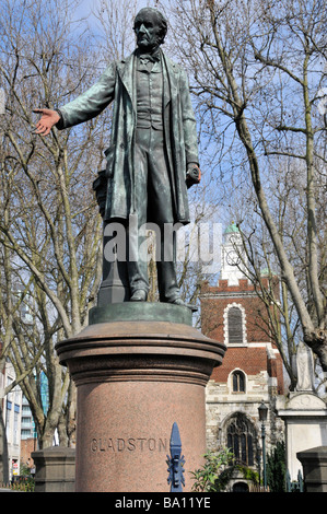 Historische Statue zum Gedenken an William Gladstone vor der Kirche St. Mary Bow Hands mit roter Farbe bemalt Tower Hamlets East London, England, Großbritannien Stockfoto