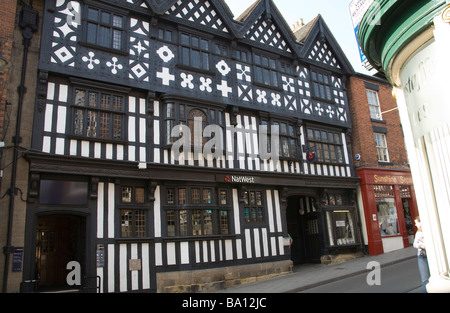 Whitchurch Shropshire England UK März eine Filiale der NatWest Bank befindet sich in einem schönen halbe Fachwerkhaus Gebäude Stockfoto