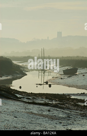 Hazy Frühlingsmorgen am Morston Quay mit Blick auf das Dorf Blakeney. Stockfoto