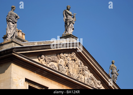 Statuen und Fries auf dem Dach des ganzen Seele College, Oxford, England Stockfoto