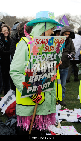 Frau Holding Plakat, "Planet plus Menschen vor den Gewinn" bei G20 Protestkundgebung im Hyde Park, setzen Menschen erste demonstration Stockfoto