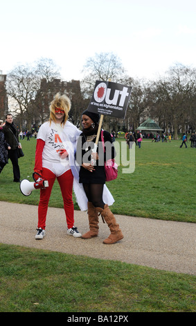 Zwei Demonstranten, in Kostüm im Hyde Park nach dem G20-Gipfel "Menschen an erster Stelle" Protestmarsch Stockfoto