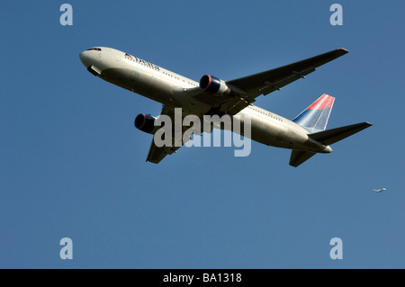 Ein Delta Airlines Airbus-Jet-Flugzeug startet vom Flughafen Gatwick Stockfoto