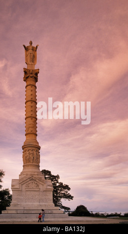 Siegesdenkmal in der Abenddämmerung Yorktown Colonial National Historical Park Virginia USA Stockfoto