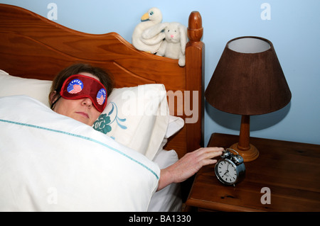 Frau trägt ihr schlafenden Auge Schatten am frühen Morgen Weckruf ausschalten Aufkleber abstimmen Stockfoto