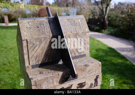 Sonnenuhr in einem Land Park Garten Stockfoto