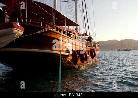 Festgemachten Boot bei Sonnenuntergang. Marmaris, Türkei. Stockfoto