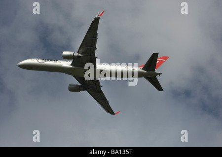 Ein North West Airlines Boeing 757 Jet Flugzeug hebt ab Flughafen Gatwick auf eine Transatlantik-Flug Stockfoto