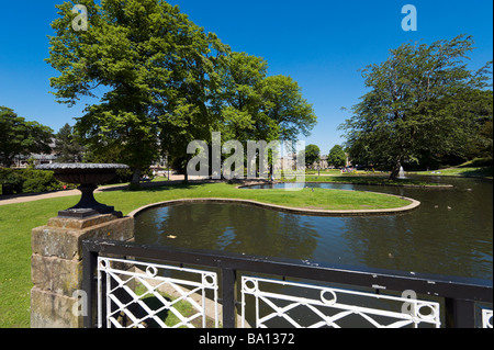 Blick von der Brücke über den See im Pavilion Gardens, Buxton, Peak District in Derbyshire, England, UK Stockfoto