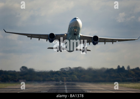 Thomas Cook Boeing 757 Charter Flug Paket Urlaub Jet hebt ab vom Flughafen Gatwick Stockfoto