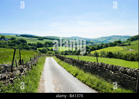 Landstraße in High Peak in der Nähe von Hayfield (zwischen Glossop und Buxton), Peak District, Derbyshire, England, UK Stockfoto