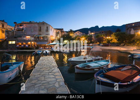 Hafen und Restaurants in der Nacht, Erbalunga, Cap Corse, Korsika, Frankreich Stockfoto