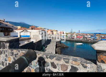 BATERÍA de Santa Bárbara mit den Teide in Ferne, Puerto Pesquero, Puerto De La Cruz, Teneriffa, Kanarische Inseln, Spanien Stockfoto