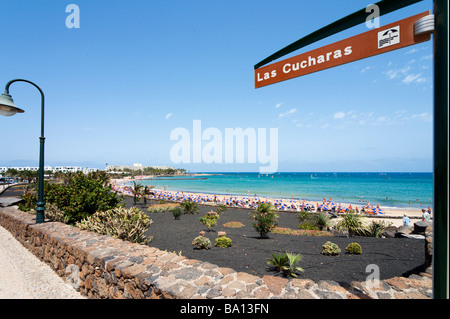 Promenade und Strand in Playa de Las Cucharas, Costa Teguise, Lanzarote, Kanarische Inseln, Spanien Stockfoto