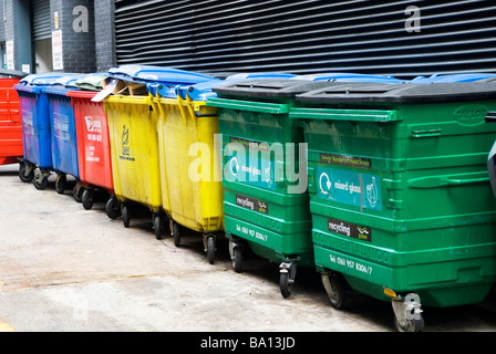 Bunte Abfalleimer im Stadtzentrum von Manchester UK Stockfoto