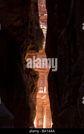 Das unvergessliche Erlebnis des Finanzministeriums kommen in Sicht am Ende des Siq. Antike Stadt Petra, Jordanien. Stockfoto