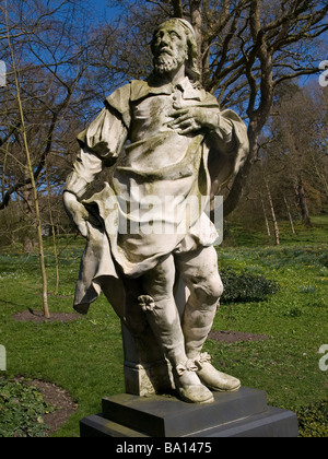 Statue der Renaissance Architekten Inigo Jones in den Nachlass des Holker Hall Brückenpfeilern in Baden-Baden Cumbria UK Stockfoto