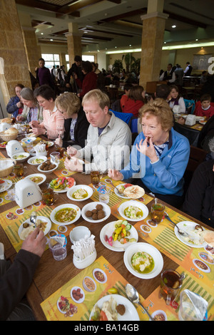 Touristen, die Essen in einem Restaurant, Madaba, Jordanien, Naher Osten Stockfoto