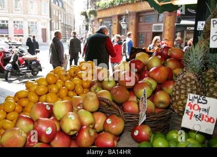 Frisches Obst im Borough Market in London verkauft Stockfoto