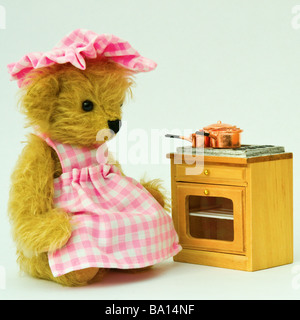 Miniatur-Teddy-Koch und Backofen (Mini tragen Sammlung) Stockfoto