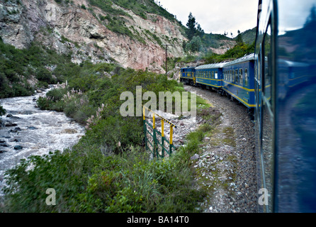 PERU MACHU PICCHU PeruRail Vistadome Zug fährt durch das Urubamba-Tal von Machu Picchu nach Cusco Stockfoto