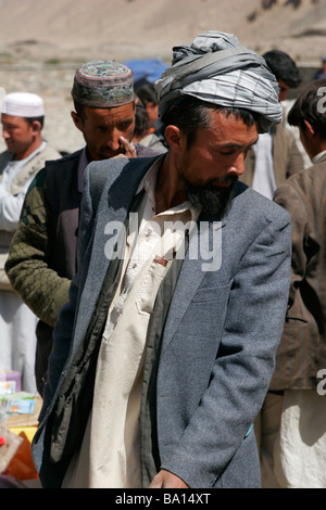 Afghanischer Mann auf dem grenzüberschreitenden Markt in der Nähe von Ishkashim an der Grenze zwischen Tadschikistan und Afghanistan Stockfoto