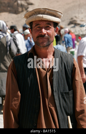 Afghanischer Mann traditionellen Hut auf dem grenzüberschreitenden Markt in der Nähe von Ishkashim an der Grenze zwischen Tadschikistan und Afghanistan Stockfoto