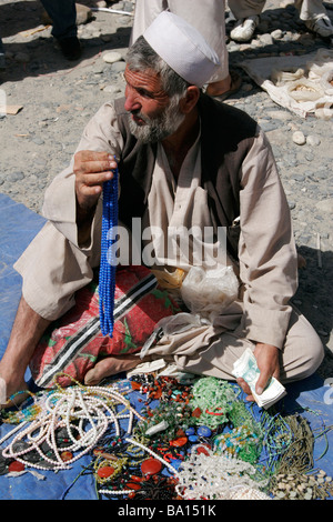 Afghanischer Mann traditionellen Hut auf dem grenzüberschreitenden Markt in der Nähe von Ishkashim an der Grenze zwischen Tadschikistan und Afghanistan Stockfoto