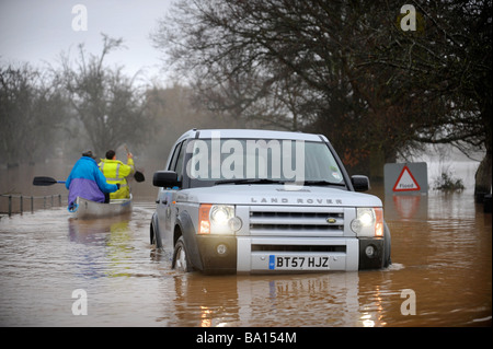 EIN LAND ROVER DISCOVERY FÄHRT DURCH DAS HOCHWASSER IN DER NÄHE VON TIRLEY GLOUCESTERSHIRE UK JAN 2008 Stockfoto