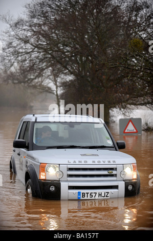 EIN LAND ROVER DISCOVERY FÄHRT DURCH DAS HOCHWASSER IN DER NÄHE VON TIRLEY GLOUCESTERSHIRE UK JAN 2008 Stockfoto