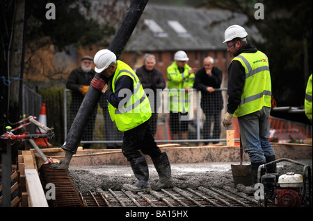 PUMPEN BETON AN ÖL-MÜHLEN-BRÜCKE IN DER NÄHE VON STONEHOUSE ALS TEIL DER WIEDERHERSTELLUNG AUF DIE STROUDWATER NAVIGATION CANAL GLOUCE FUNKTIONIERT Stockfoto