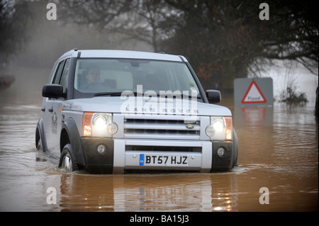 EIN LAND ROVER DISCOVERY FÄHRT DURCH DAS HOCHWASSER IN DER NÄHE VON TIRLEY GLOUCESTERSHIRE UK JAN 2008 Stockfoto