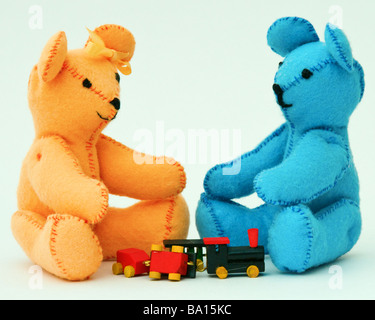 Miniatur-Teddys mit einer Spielzeugeisenbahn (Mini tragen Sammlung) Stockfoto