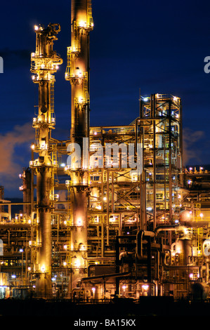 Rauch und Flammen Woge aus dem Kamin in der petrochemischen Raffinerie in Grangemouth, Bezirk Falkirk, Schottland Stockfoto