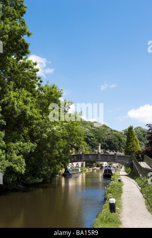 Narrowboats auf Rochdale Kanal, Hebden Bridge, Calder-Tal, West Yorkshire, England, Vereinigtes Königreich Stockfoto