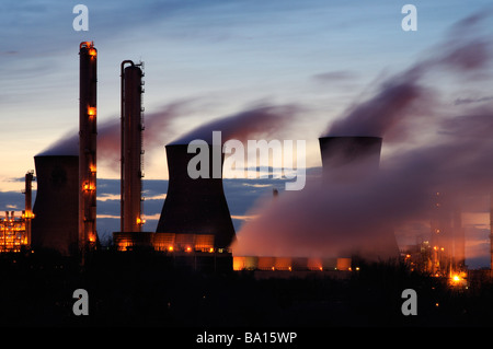 Dampf-Wogen aus Kühltürmen in der petrochemischen Raffinerie in Grangemouth, Bezirk Falkirk, Schottland Stockfoto