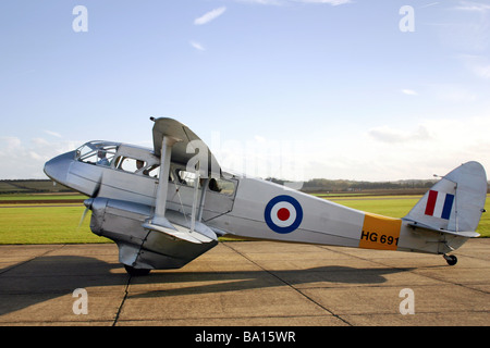 Eine De Havilland DH89A Rapide Dominie G-AIYR in Silber RAF Ausbildungsprogramm als HG691 gemalt. Stockfoto