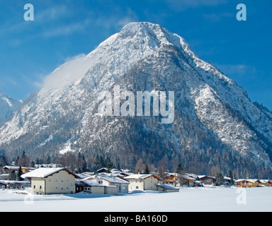 Hübsche Dorf bei den Aufnahmen der Tiroler Bergen im blauen Ski Winter, Achensee, Alpen Stockfoto