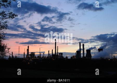 Dampf-Wogen aus Kühltürmen in der petrochemischen Raffinerie in Grangemouth, Bezirk Falkirk, Schottland Stockfoto