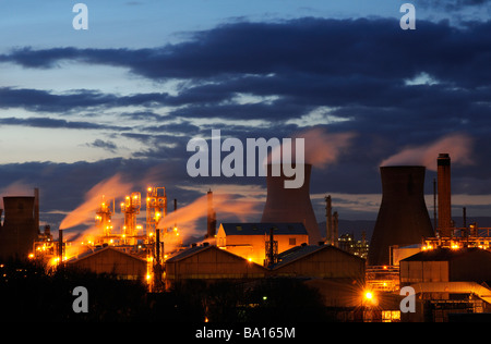 Dampf-Wogen aus Kühltürmen in der petrochemischen Raffinerie in Grangemouth, Bezirk Falkirk, Schottland Stockfoto