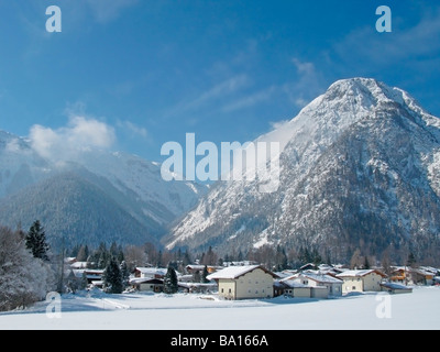 Hübsche Dorf an das Filmmaterial des Tiroler Bergen in blauen Ski Wintertage Stockfoto