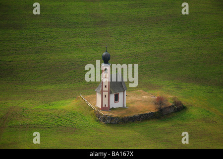 Kirche Ranuikirch St. Johann in der Nähe von Sankt Magdalena Santa Maddalena in der Val di Funes Villnößtal Val di Funes Trentino Italien Stockfoto