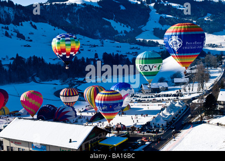 Heißluftballons abheben von den Staging-Bereich: 2009 International Hot Air Balloon Festival, Chateau d ' Oex, Schweiz. Stockfoto