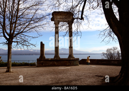 Römische Ruine mit Blick auf den Genfer See, Nyon, Schweiz Stockfoto