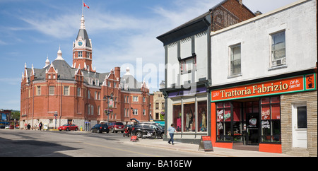 Stratford City Hall. Das alte Rathaus aus rotem Backstein und einige der Ladenfronten um in der Innenstadt von Stratford. Stockfoto