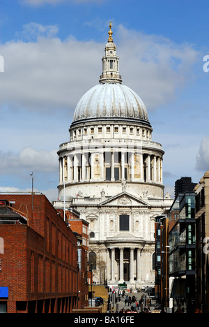 St.Pauls Kathedrale von Millennium bridge Stockfoto