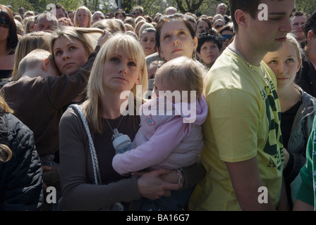 Jade Goodys Beerdigung April 4 2009 TV Reality Star Beerdigung Service in St. Johns Church Buckhurst Hill Essex England 2000s England. HOMER SYKES Stockfoto