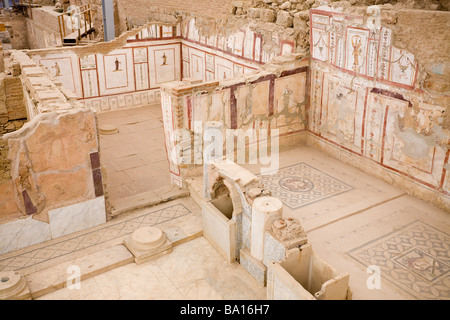 Terrasse Hausnummer 2. Die Zimmer der alten Reihenhaus Wohnung eingerichtet mit Fototapete Keramikböden und dekorierte Wände. Stockfoto