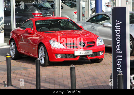 Ein Mercedes-Benz Händler in einer Stadt, U.K. Stockfoto